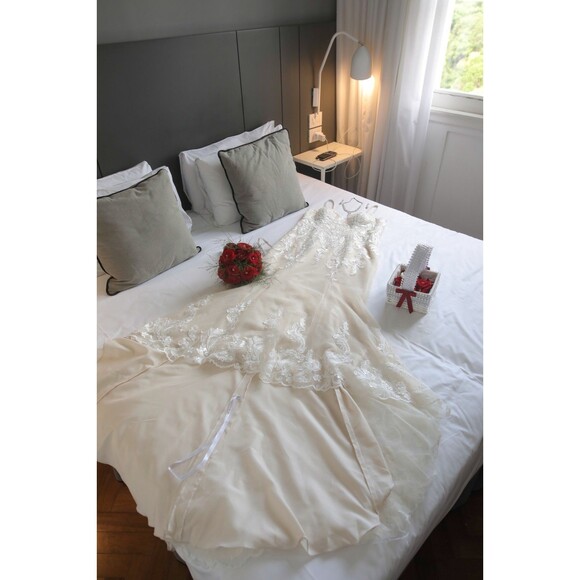 Wedding Dress Size 14 Ivory and Pink Embroidered Details Oleg Cassini - Picture 1 of 16